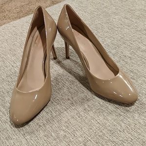 Nude pumps
